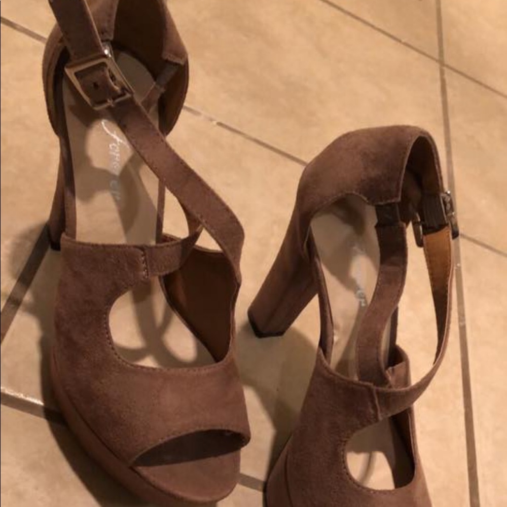 Boutique tan pumps